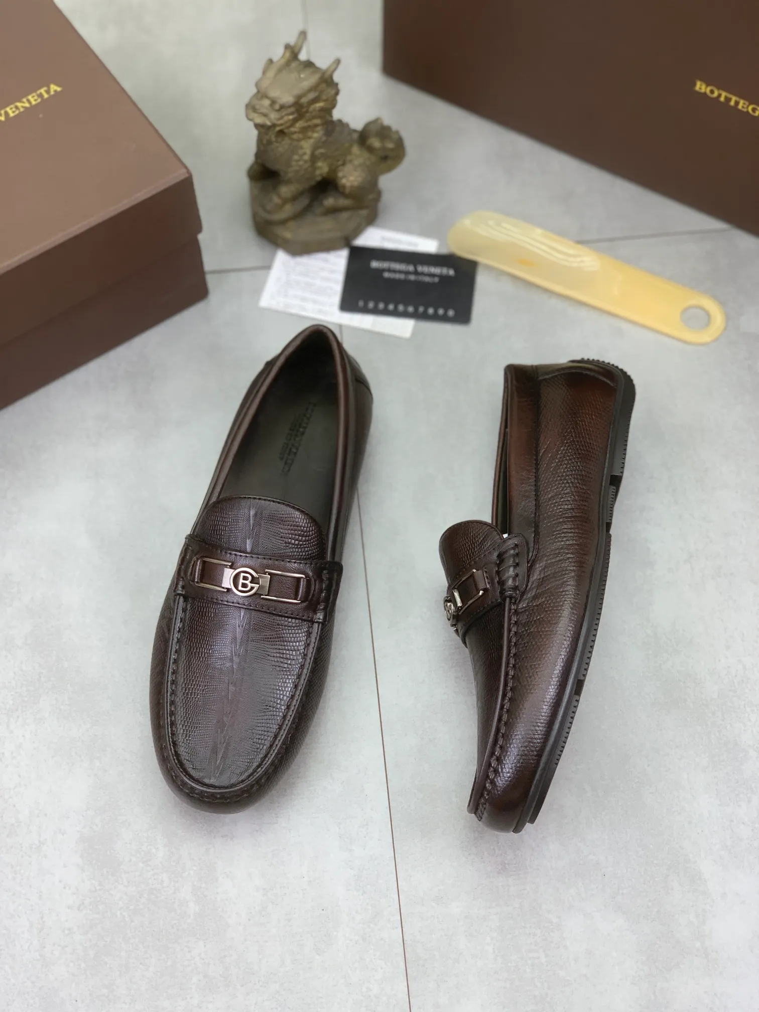 Men's men's shoes 💰p420 [New model] Water-dyed cow leather 💰High-quality business beanie shoes 💎💎💎 bottega veneta official website synchronizes the latest top version of bv in the market, accepts material comparison, shoe type comparison, process comparison, practical and textured, versatile and suitable for any occasion, the more you look at it, the more it tastes. Purely hand-woven craftsmanship - Upper material, ostrich pattern calfskin imported from Italy - High-quality water-dyed cowhide inside - Original private model customized outsole - Size: 39-44 (38 45 can be customized) Color: black or brown optional